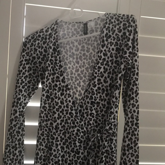 Dress with long sleeve. Gorgeous dress! Never worn - Picture 2 of 4